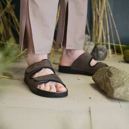 Comfortable brown adjustable sandals with a modern design, perfect for summer adventures and urban exploration.