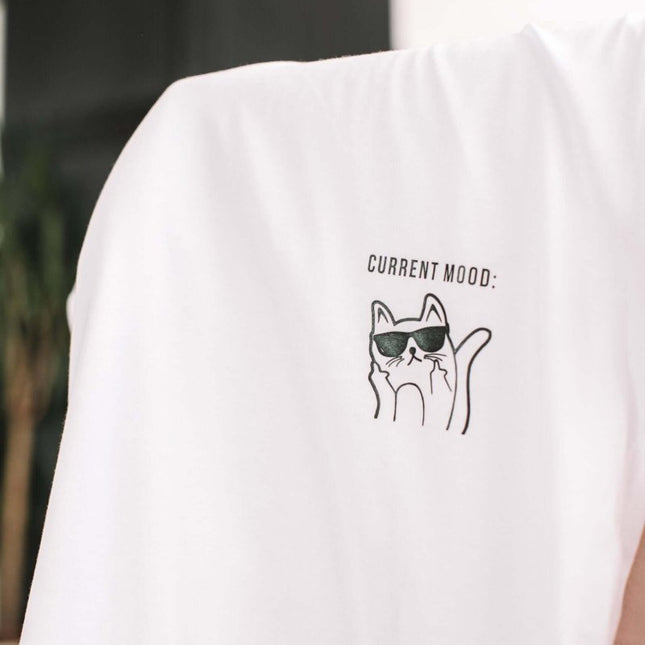 Current Mood – Oversized Organic Cotton T-Shirt with Kitty by Black Giraffe - Daily Nomad