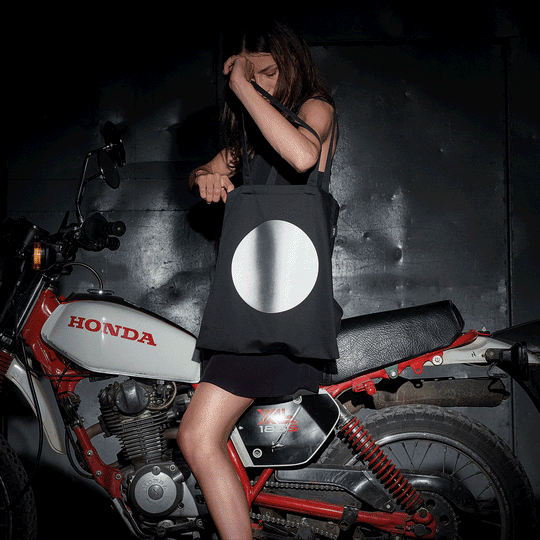 MARCH DOT tote reflective effect