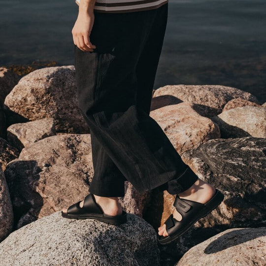 OmaKing Madise sandals in Black